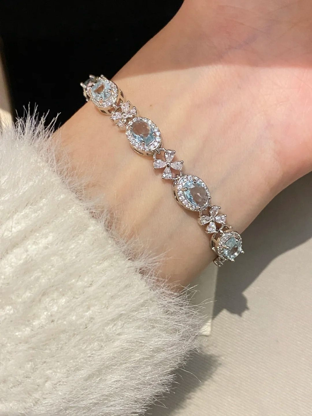 Zircon flower bracelet