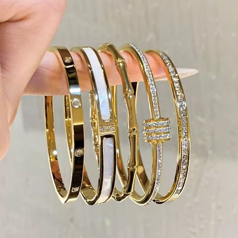 Classic style bracelet
