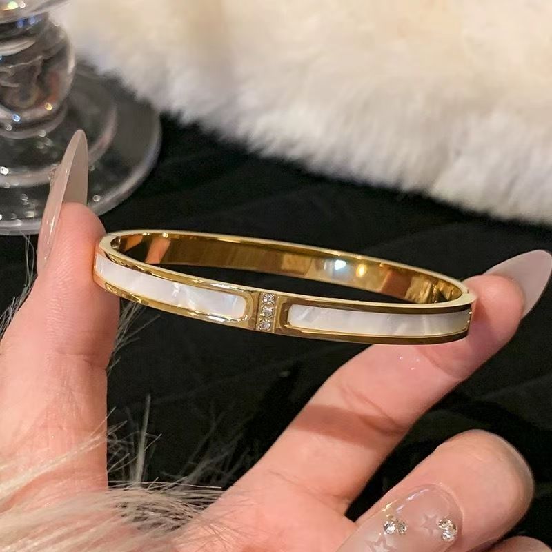 Classic style bracelet