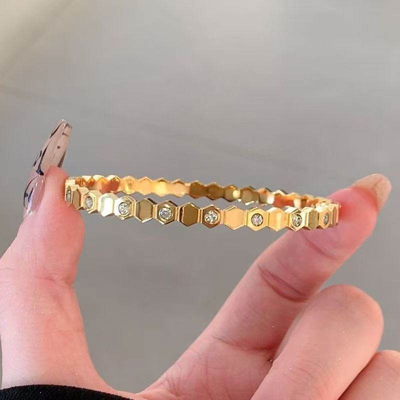 Classic style bracelet
