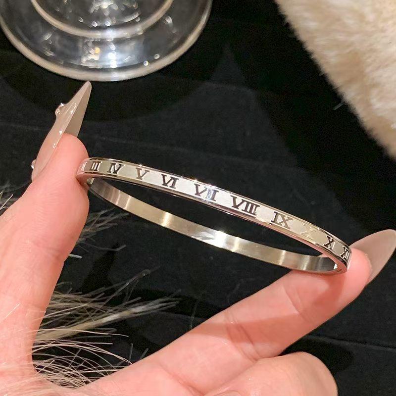 Classic style bracelet