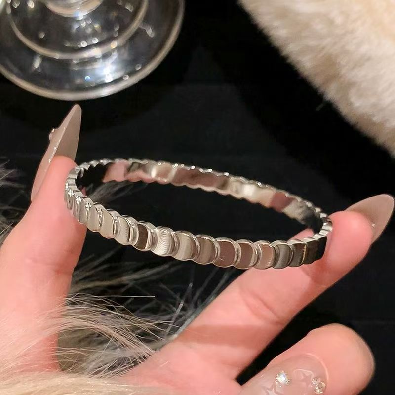 Classic style bracelet