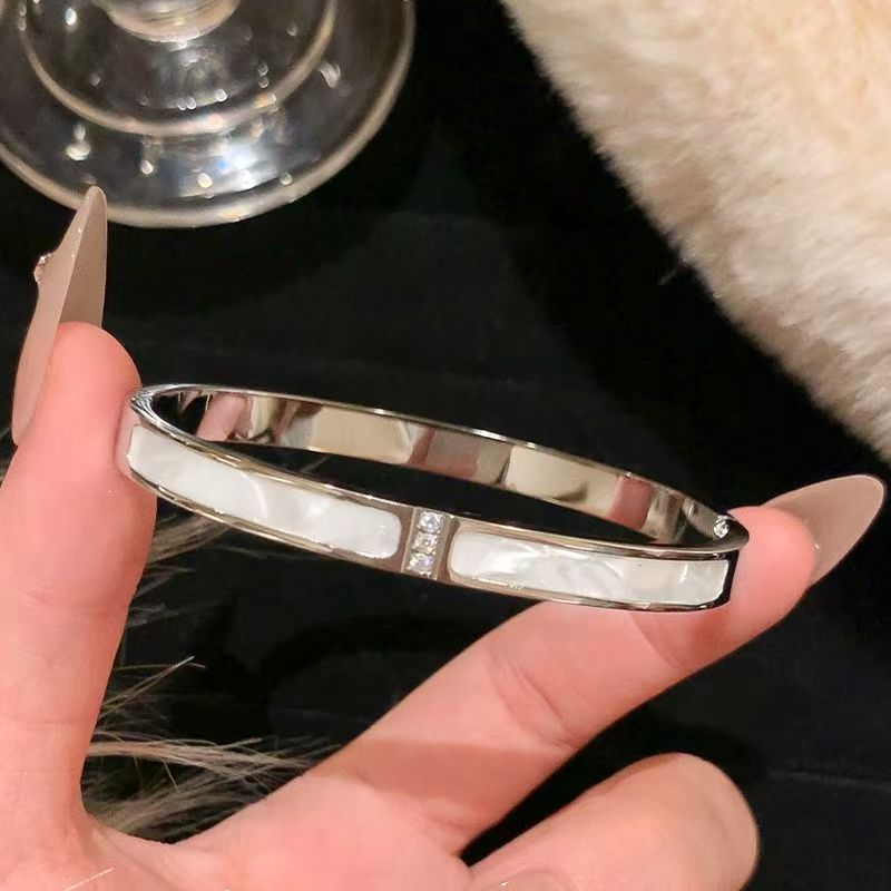 Classic style bracelet