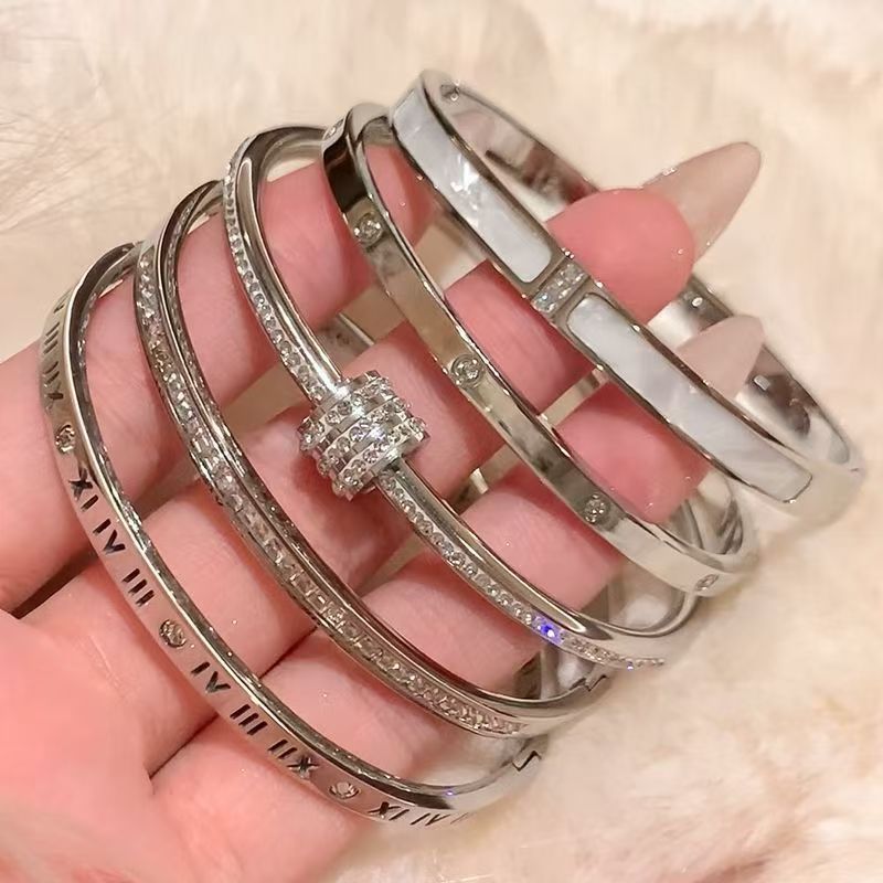 Classic style bracelet
